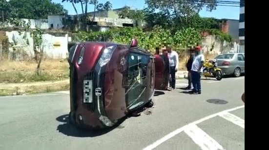 Carro colidiu com taxi e capotou | Foto: Reprodução