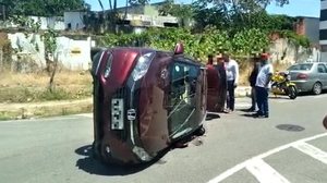 Carro colidiu com taxi e capotou | Foto: Reprodução