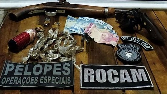 Armas, munições e drogas foram apreendidos com dupla | Cortesia ao TNH1