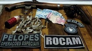 Armas, munições e drogas foram apreendidos com dupla | Cortesia ao TNH1