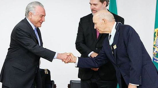 Presidente da República, Michel Temer, cumprimenta o professor José Gomes Canotilho | Alan Santos/PR