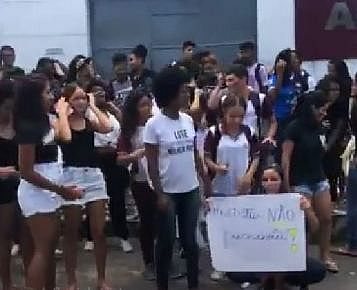 Imagem Após denúncia de racismo, alunos fazem protesto em frente à escola no Trapiche