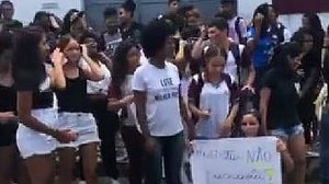 Imagem Após denúncia de racismo, alunos fazem protesto em frente à escola no Trapiche