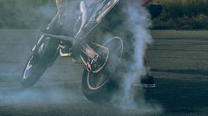 Conduzir motocicleta se equilibrando em uma das rodas é uma infração gravíssima | Ilustração: Pexels/Reprodução