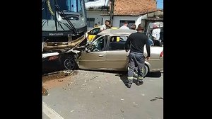 Veículo de passeio foi completamente destruído após colisão frontal | Divulgação