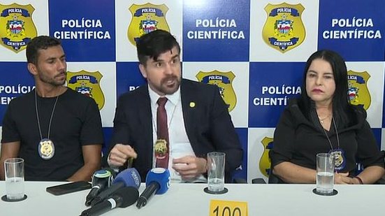 O delegado Rômulo Andrade (centro) deu detalhes sobre o passo a passo das investigações no caso Joyce | Reprodução / TV Pajuçara