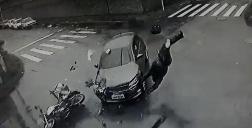 Imagem Vídeo: veículo 'queima' cruzamento e atinge motociclista em Cruz das Almas