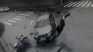 Imagem Vídeo: veículo 'queima' cruzamento e atinge motociclista em Cruz das Almas