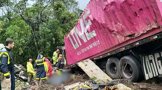 Carreta container tomba sobre van e mata nove pessoas de equipe de remo na BR-376 no Paraná | Corpo de Bombeiros