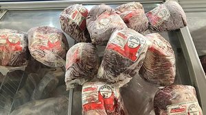 Carne bovina e suína, frango, peixe e produtos enlatados foram encontrados fora do prazo de validade | Foto: Cortesia / Visa Maceió