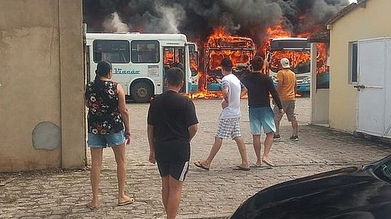 Imagem Apuração preliminar aponta para incêndio acidental em ônibus de Arapiraca, diz delegado