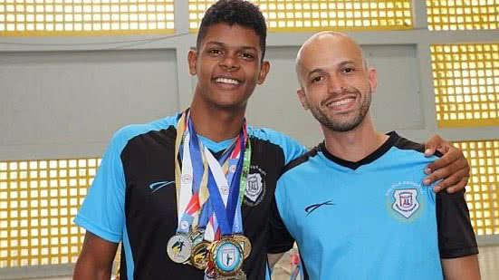 Michael e o professor Bruno Pessoa viajam para SP para acampamento de handebol | Agência Alagoas