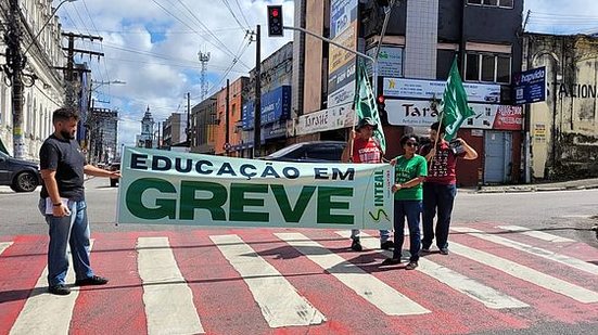 Servidores em greve durante panfletagem na Praça da Assembleia, no Centro de Maceió | Foto: Cortesia / Sinteal