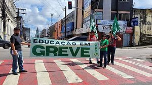 Servidores em greve durante panfletagem na Praça da Assembleia, no Centro de Maceió | Foto: Cortesia / Sinteal