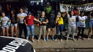 Mulheres de PMs fazem oração em frente ao 18° batalhão da Polícia Militar na noite de quinta-feira | FCO Fontenele