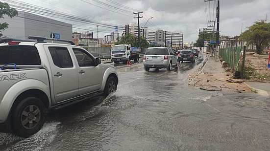 Alagamento causado pela chuva em Mangabeiras | Foto: Bruno Protásio / TV Pajuçara