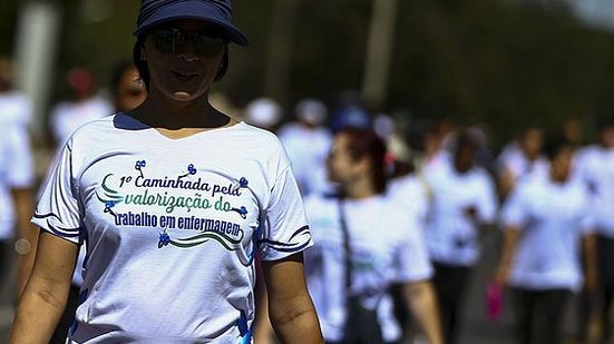 Cerca de 150 pessoas participaram de caminhada em Brasília | Foto: Marcelo Camargo/Agência Brasil