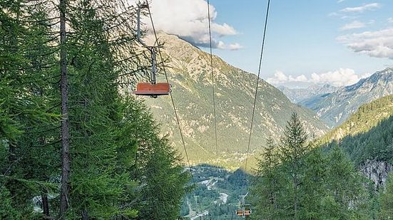 Uma mulher italiana, de 41 anos, que estava de férias com a família em Calasca Castiglione, nos Alpes Italianos, morreu após suas roupas ficaram presas em um teleférico na última quinta-feira, 4 | AleMasche72 / adobe.stock