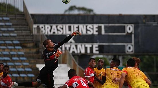 Goleiro Edson Mardden foi um dos destaques do CRB. O camisa 1 fez boas defesas e garantiu o empate em Taguatinga | Igo Estrela/metropoles.com