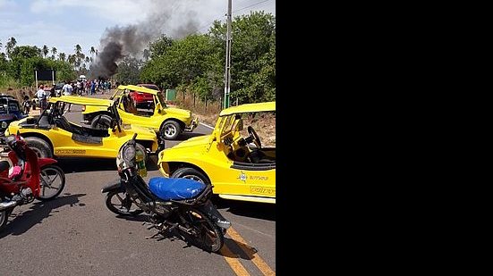 Os manifestantes colocaram fogo na pista com galhos e troncos de árvores | Cortesia ao TNH1