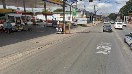 Polícia foi informada de que homens estavam vendendo droga em posto de gasolina | Foto: Reprodução / Google