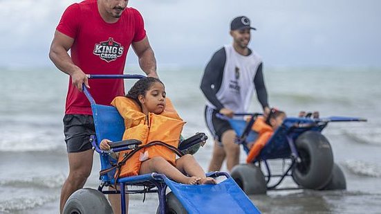 Banho de mar assistido auxilia pessoas com deficiência ou dificuldade de mobilidade a conhecer o mar | Alisson Frazão / Secom Maceió