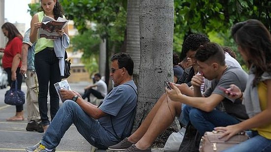 Candidatos estudam momentos antes do Enem | Fernando Frazão/Agência Brasil