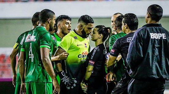 Goleiro Léo, do Murici, encara de maneira invasiva a assistente Raquel Barbosa, que mantém a postura firme sob pressão dos jogadores | Pei Fon / Portal TNH1