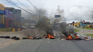 Manifestantes queimaram pneus e galhos de árvores para impedir a passagem de veículos | Foto: Williamis Tavares / TV Pajuçara