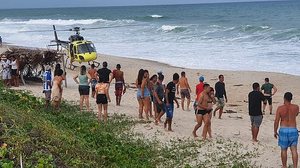 Imagem Vídeos: jovem desaparece e dois são resgatados após afogamento no mar de Barra de São Miguel