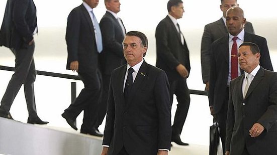 Imagem Bolsonaro comemora prisão de Battisti e volta a criticar governo do PT