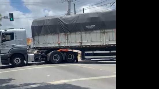 Carreta ficou atravessada na via impedindo a passagem de outros veículos | Foto: Reprodução