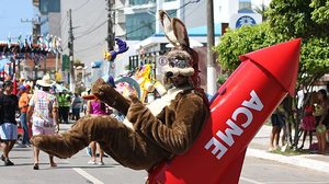 Imagem Criatividade e irreverência: foliões capricham nas fantasias no desfile do Pinto da Madrugada