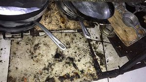 Imagem Vigilância Sanitária interdita barraca de praia da Guaxuma e retira alimentos impróprios de circulação