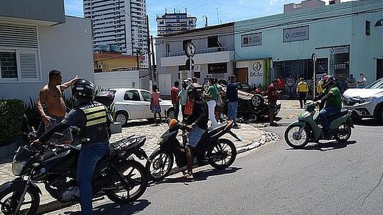 Acidente aconteceu em um cruzamento da Rua Professor Guedes de Miranda | Foto: Cortesia ao TNH1