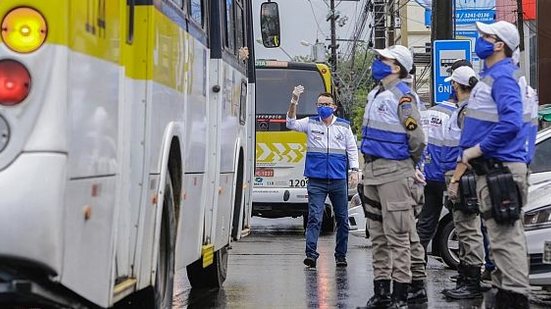 Equipe percorre as ruas de Maceió orientando sobre o novo decreto estadual e o uso das máscaras de proteção | Márcio Ferreira / Agência Alagoas