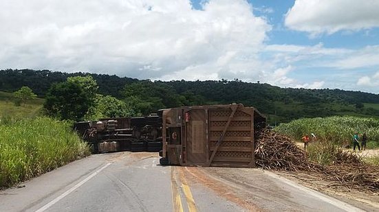 Caminhão tomba em rodovia de Alagoas | Divulgação PRF