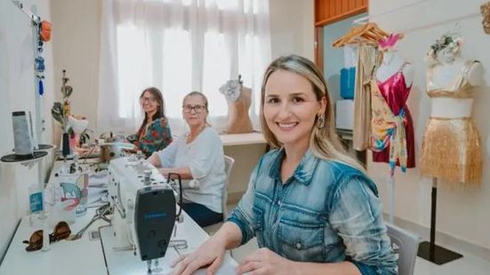 A empreendedora Victoria Roesch reforça a equipe e faz hora extra para atender a demanda em períodos festivos como o Carnaval | Fotos: Julio Vasconcelos / Assessoria