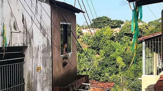 Esposa de pintor chora a morte do marido no mesmo local onde ele foi atingido por bala perdida | TV Pajuçara / Henrique Pereira