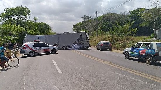 Acidente entre dois caminhões deixou trânsito bloqueado na Ladeira do Catolé | Alberto Lima / TV Pajuçara