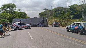 Acidente entre dois caminhões deixou trânsito bloqueado na Ladeira do Catolé | Alberto Lima / TV Pajuçara