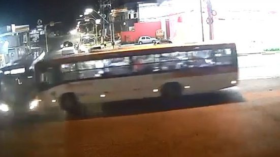 Imagens cedidas pela SMTT mostram o momento do acidente entre os dois ônibus. | Reprodução Vídeo