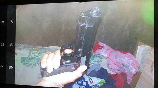 Foto de arma e drogas foram encontradas em um dos celulares apreendidos | Cortesia ao TNH1 / Bope