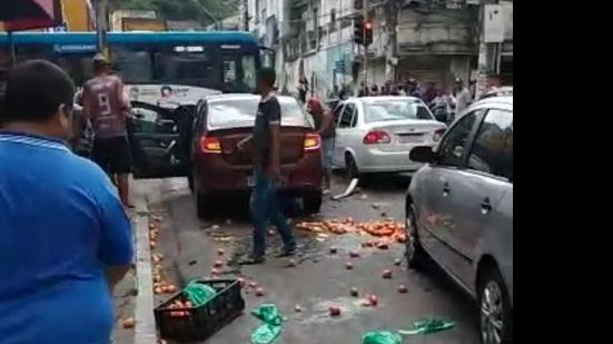 Motorista foi agredido e teve o carro danificado após avançar contra ambulantes no Centro | Reprodução