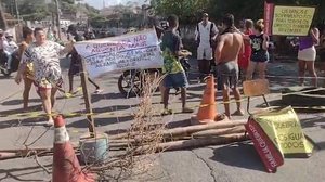 A Avenida Cícero de Góes Monteiro, a principal via do bairro, foi bloqueada | Foto: Reprodução