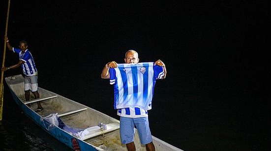 Nova camisa do CSA chegou com dois pescadores em uma canoa | Morgana Oliveira / Ascom CSA