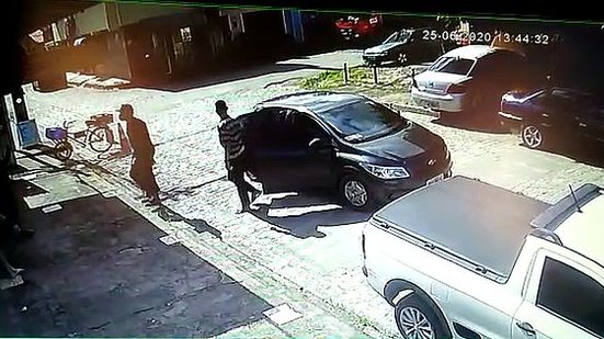 Imagem Vídeo: assaltantes roubam celulares de clientes de mercadinho, no Pinheiro