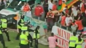 Torcida colorada em confronto com policiais | Reprodução/Rede sociais