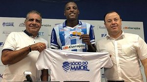 Bruno Ramires entre o presidente do Conselho Deliberativo Raimundo Tavares e o executivo de futebol Fabiano Melo | Henrique Pereira / Rádio Pajuçara FM Maceió