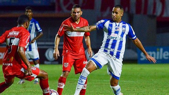 Imagem do clássico no jogo de ida da Série B: Galo venceu por 1 a 0, com gol de Diego Torres | Augusto Oliveira / CSA